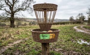 Disc golf wicker catching system