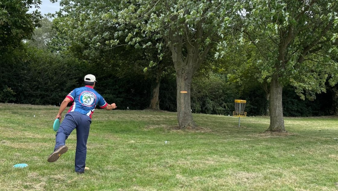 Tee Vetne putting on final hole to win MPO